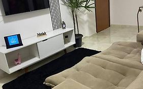 Flat Elegante E Bem Localizado